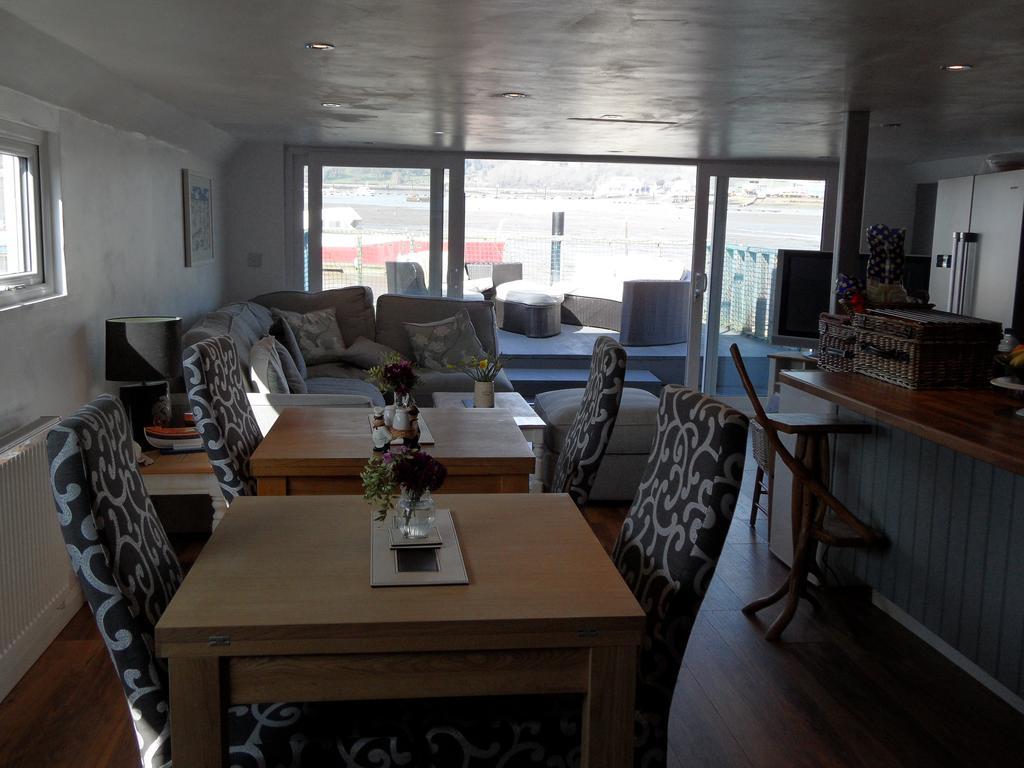 לינה וארוחת בוקר ניופורט Houseboat Harbourside View מראה חיצוני תמונה