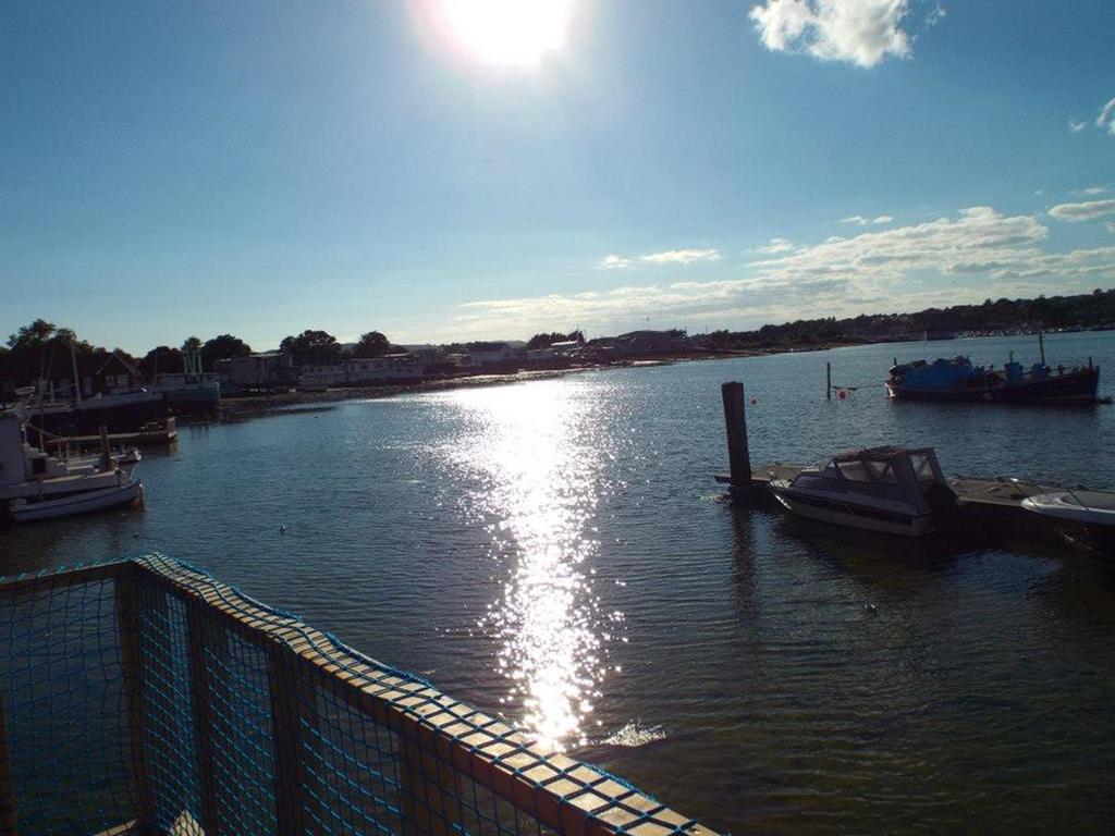 לינה וארוחת בוקר ניופורט Houseboat Harbourside View מראה חיצוני תמונה