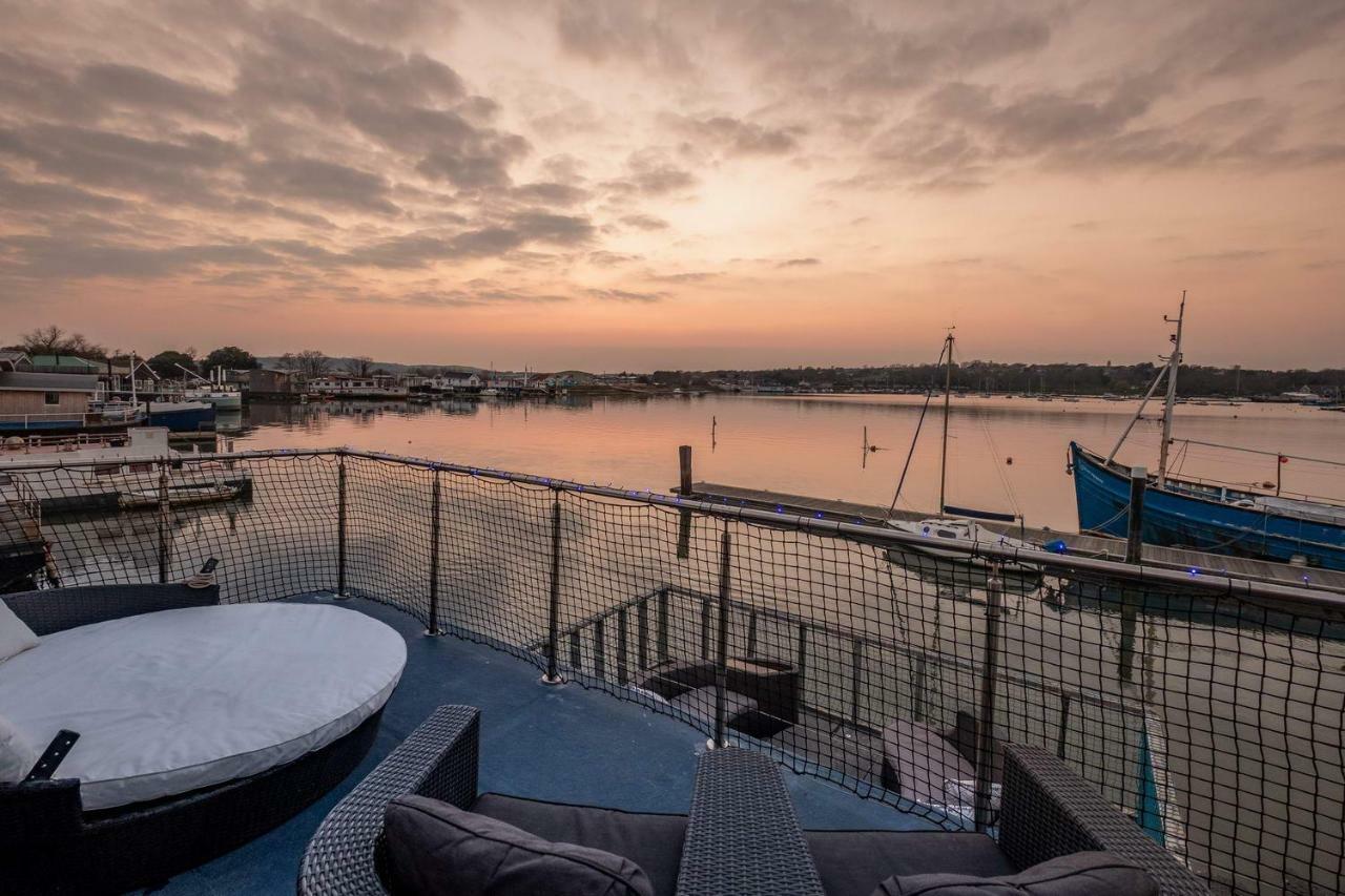 לינה וארוחת בוקר ניופורט Houseboat Harbourside View מראה חיצוני תמונה