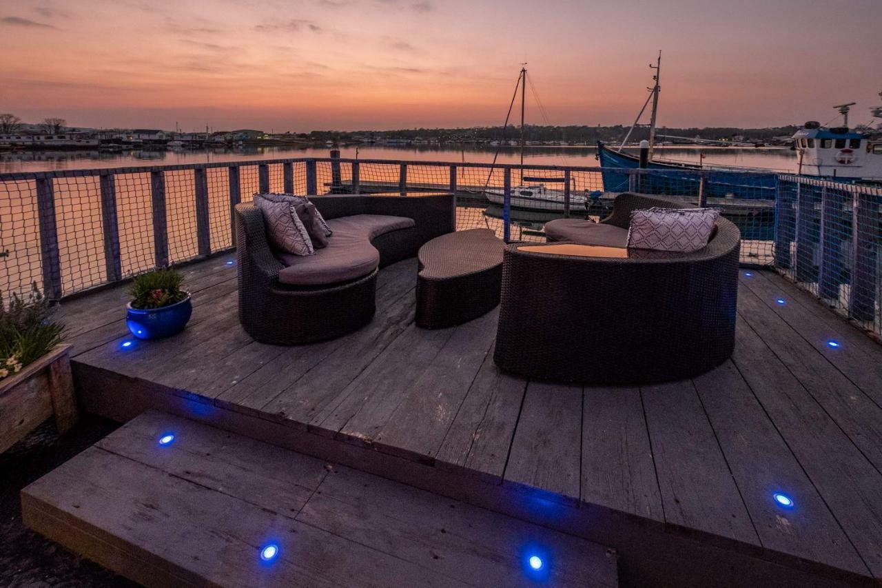 לינה וארוחת בוקר ניופורט Houseboat Harbourside View מראה חיצוני תמונה