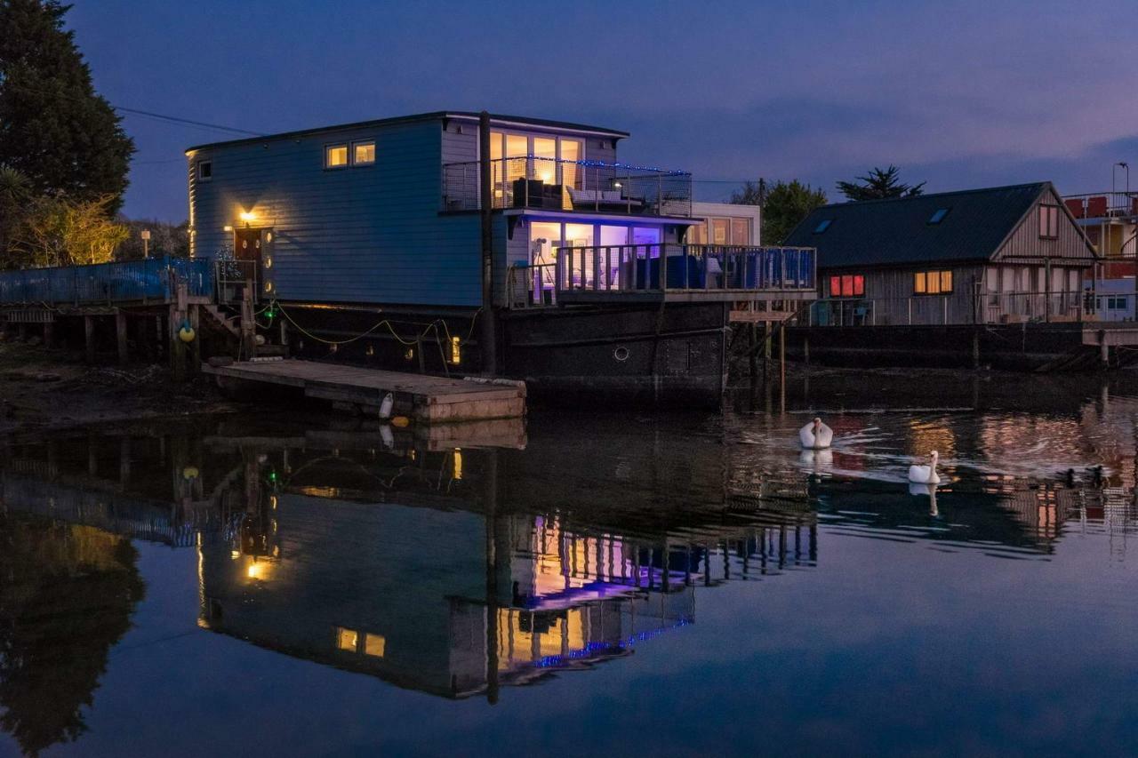 לינה וארוחת בוקר ניופורט Houseboat Harbourside View מראה חיצוני תמונה